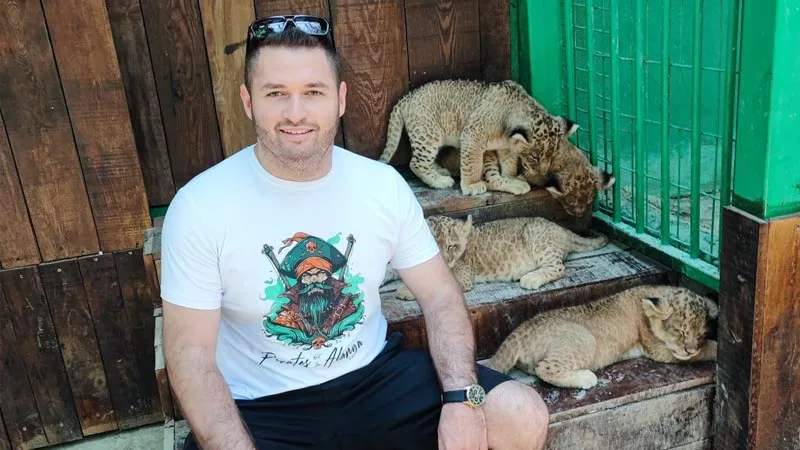 photo-with-lion-cubs in side